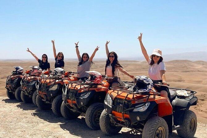 Dos quads en acción en el polvo del desierto de Agafay