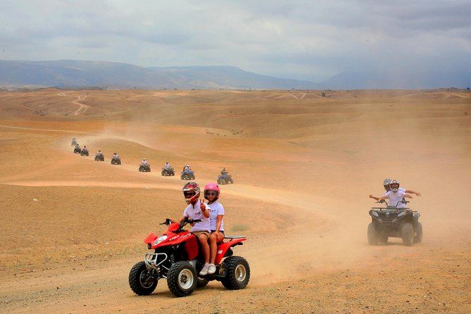 Jinete de quad solo en la cima de una duna del desierto de Agafay