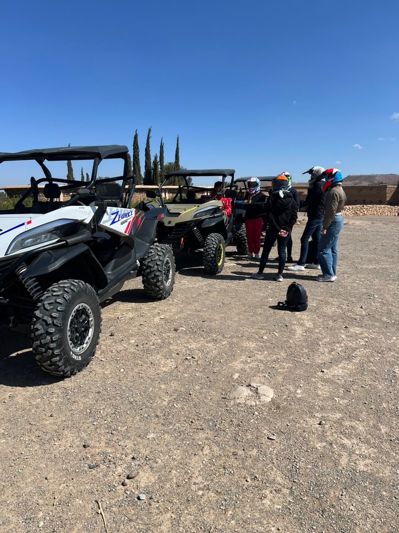Pilotos con casco frente a una fila de buggys
