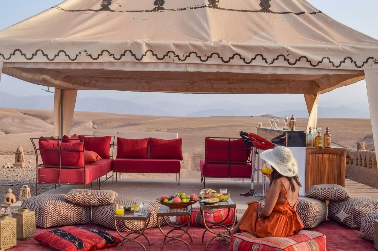 Salón de campamento de lujo frente al desierto con cojines tradicionales