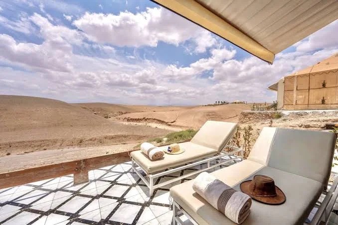 Tumbonas de piscina con vista al desierto Agafay