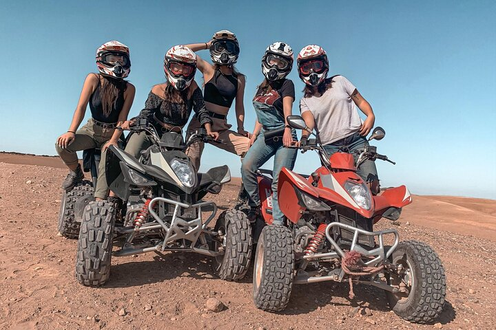 Grupo haciendo quad en el desierto Agafay