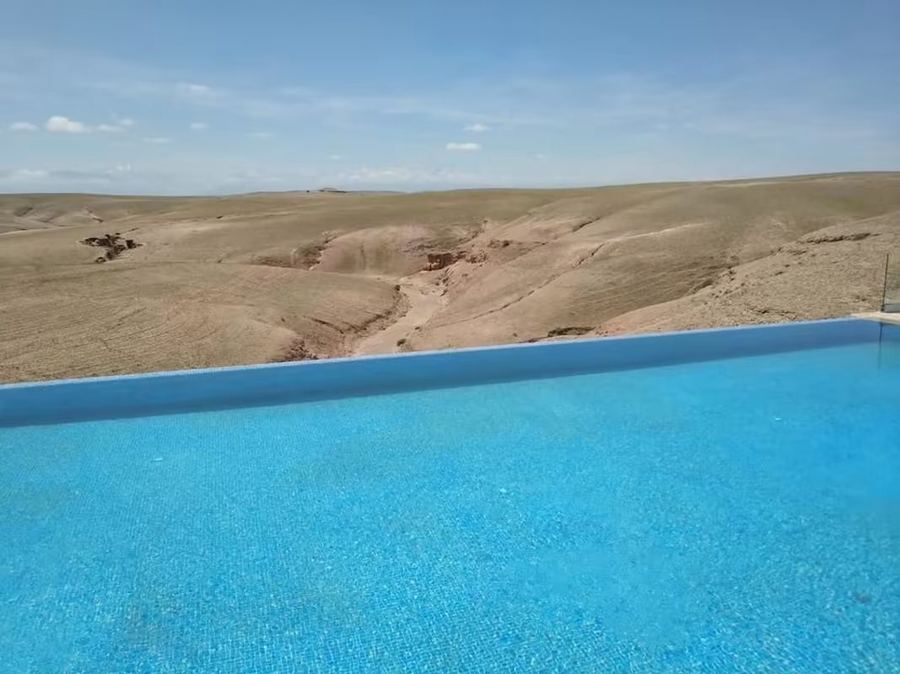 Dejeuner marocain traditionnel sous tente berbere au desert Agafay