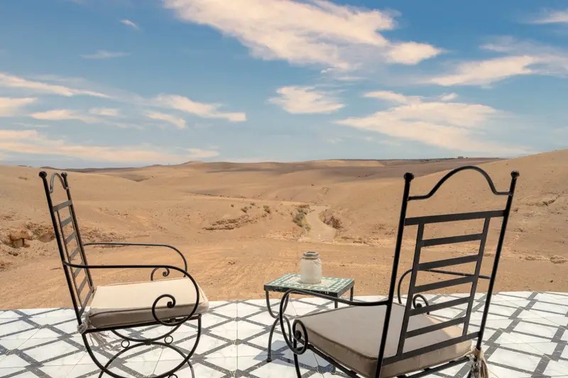 Terraza del campamento del desierto con vista panorámica de Agafay